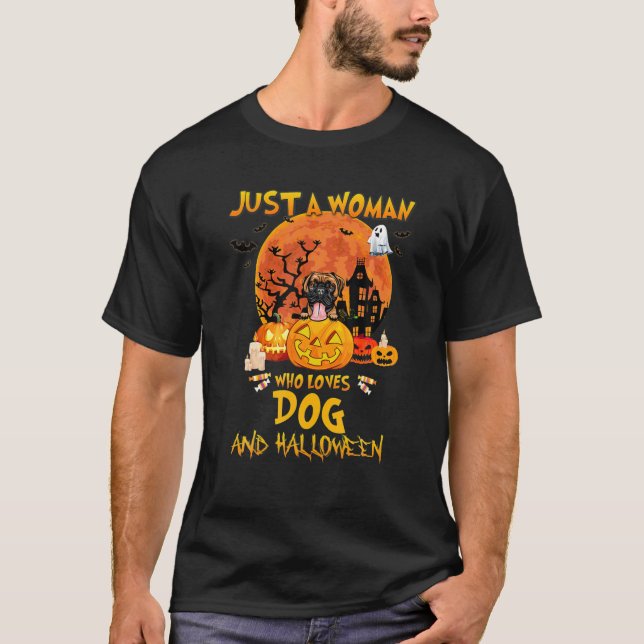Camiseta Apenas Uma Mulher Que Ama Cachorro E Halloween (Frente)