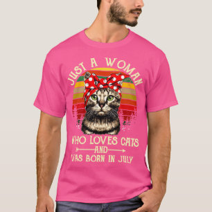 Camiseta Apenas Uma Mulher Que Ama Gatos E Foi Nascer Em Ju