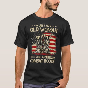 Camiseta Apenas Uma Mulher Velha Que Vestiu Combate Boot Do