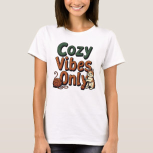 Camiseta Apenas Vibes Cozy - Texto com um Gato Repleto