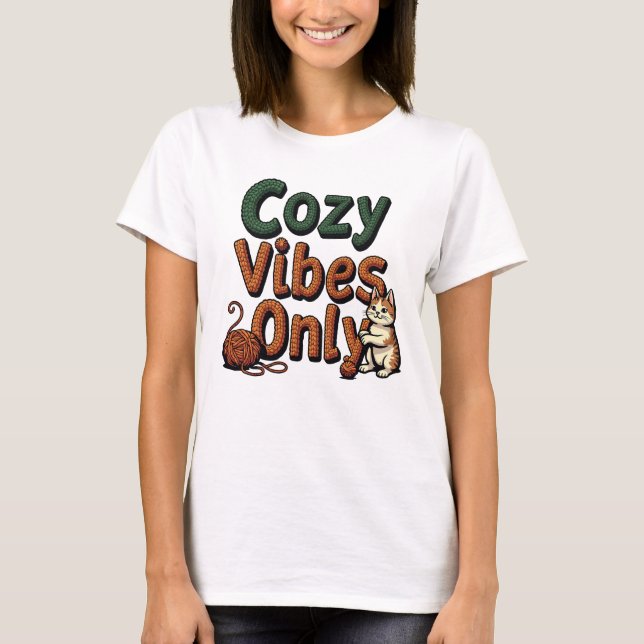 Camiseta Apenas Vibes Cozy - Texto com um Gato Repleto (Frente)