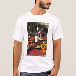 Camiseta Aperitivo e aperitivos preparados: pão, azeitonas,