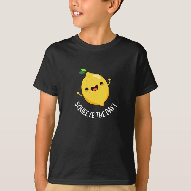 Camiseta Aperte O Dia Engraçado Lemon Pun Dark BG (Frente)