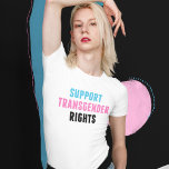 Camiseta Apoiar ativista trans-transgênere de direitos tran<br><div class="desc">Suportem a camiseta Trans Ally dos Direitos Transgêneros. O sinalizador do Orgulho Transgênero é colorido com uma citação de apoio em uma citação legal para a comunidade trans.</div>
