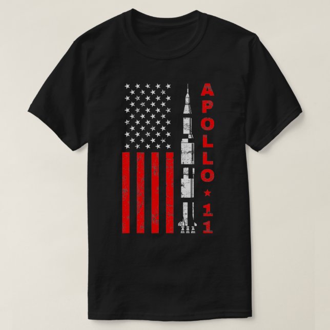 Camiseta Apollo 11 Saturn V Rocket USA Flag (Frente do Design)