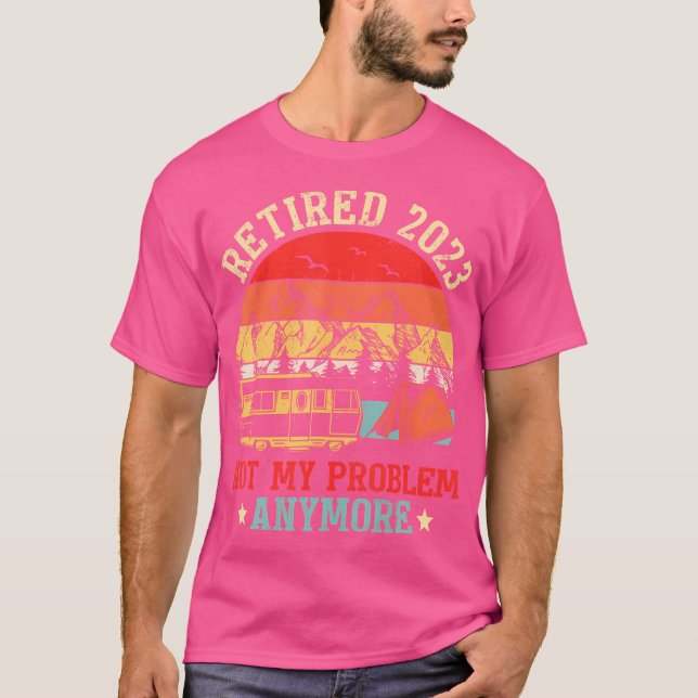 Camiseta Aposentado 2023 Não É Meu Problema Mais Acampar Rv (Frente)