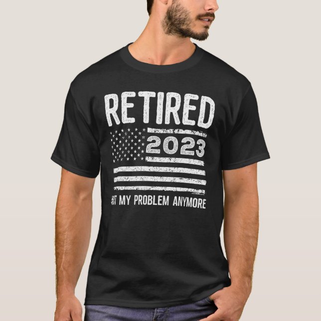 Camiseta Aposentado 2023 Não É Meu Problema Mais Bandeira A (Frente)