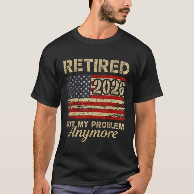 Camiseta Aposentado em 2026, o problema da bandeira america (Frente)