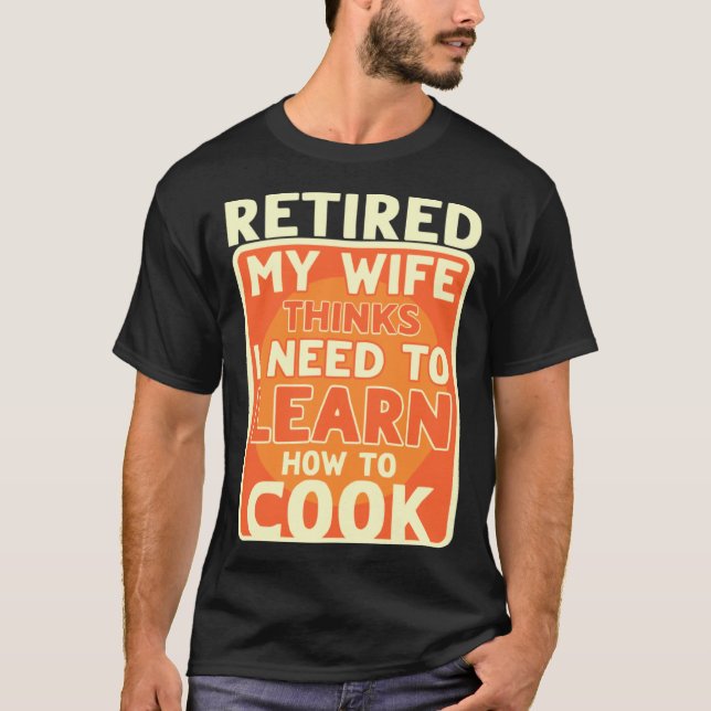 Camiseta Aposentado Preciso Aprender A Cozinhar A Reforma (Frente)