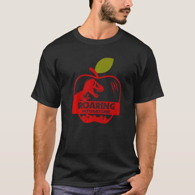 Camiseta Apple Dinosaur Back To School Roaring Into Daycare (Frente)
