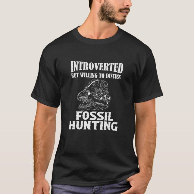 Camiseta Apresentado Mas Disposto A Discutir A Caça Fóssil (Frente)