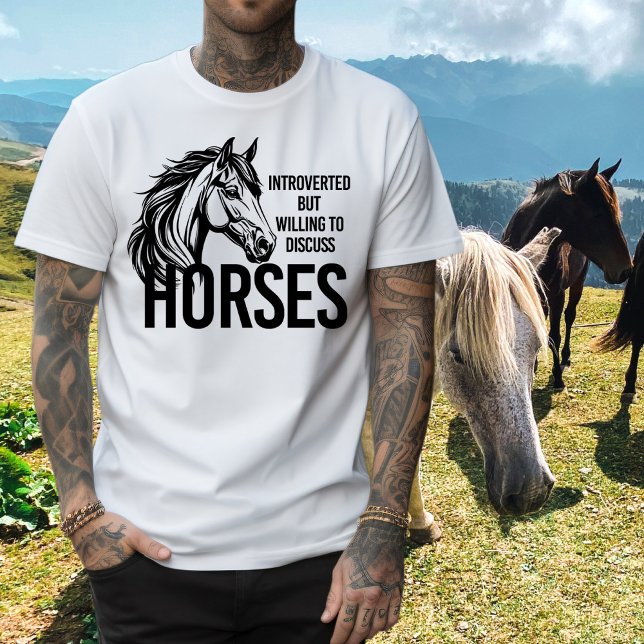Camiseta Apresentado mas disposto a discutir cavalos engraç (Introverted but willing to discuss horses funny man T-Shirt)