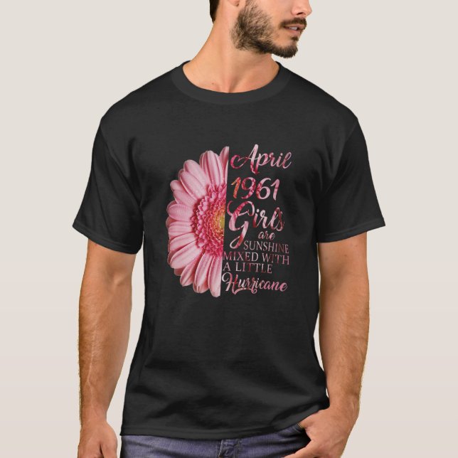 Camiseta April Girls 1961 Birthday Gift 60 Anos Fez I (Frente)