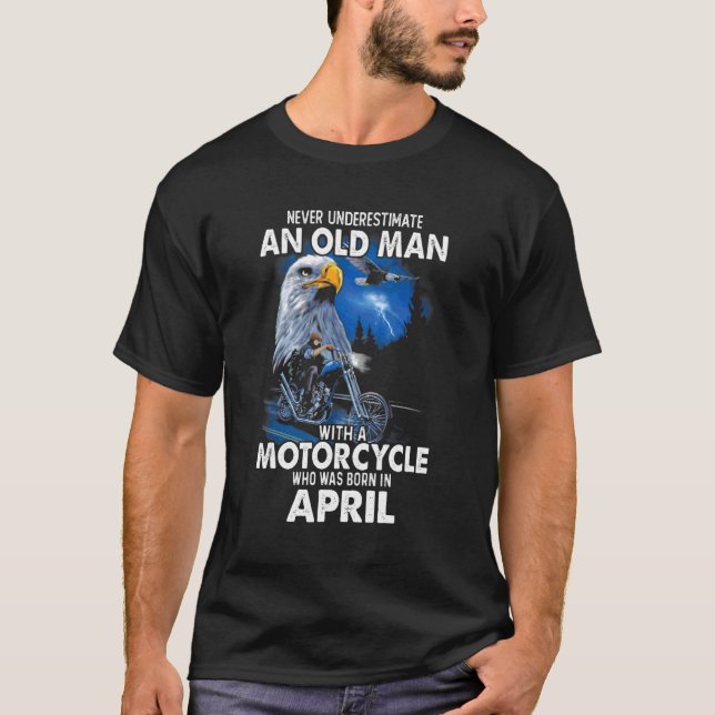 Camiseta April Nunca Subestima Um Velho Com Um Motorista (Frente)
