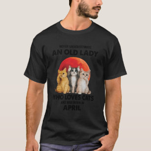 Camiseta April Nunca Subestima Uma Velhinha Que Ama Ca