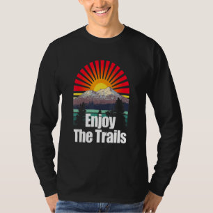 Camiseta Aproveite Os Traços Que Hiker Relativos Surgem De 