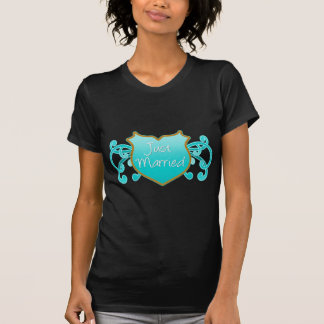Camiseta Aqua recem casados e escudo Dourado com flores