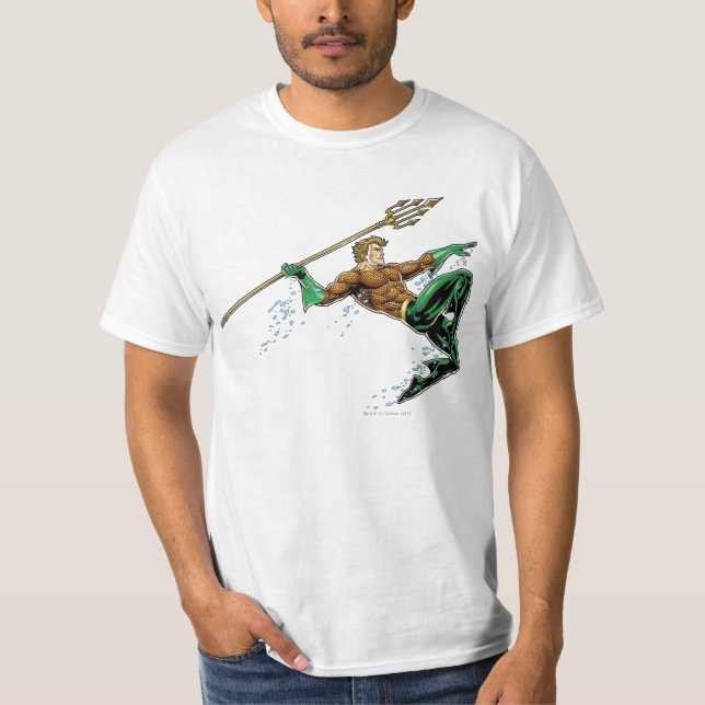 Camiseta Aquaman Pulmando com Lança (Frente)