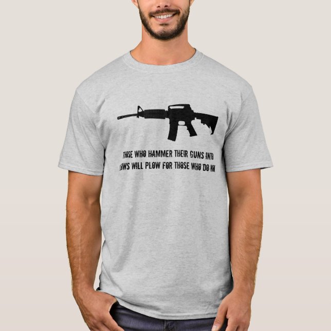 Camiseta Aqueles que martelam suas armas em arados… (Frente)