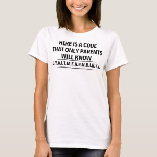 Camiseta aqui está um código que só os pais saberão