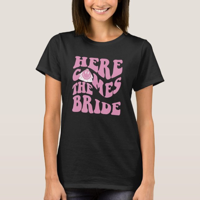 Camiseta Aqui Vem A Bride Casamento De Bearer Gi (Frente)