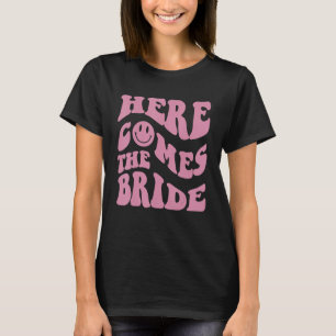 Camiseta Aqui Vem A Bride Retro Feliz Trendy Da Noiva