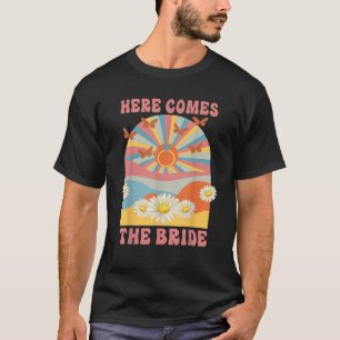 Camiseta Aqui Vem a Noiva 70s Hippie Retro Despedida de Sol
