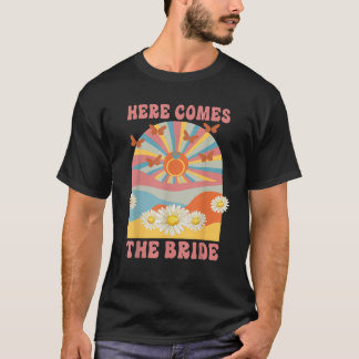 Camiseta Aqui vem a noiva da Bachelorette Hippie Retro de 7