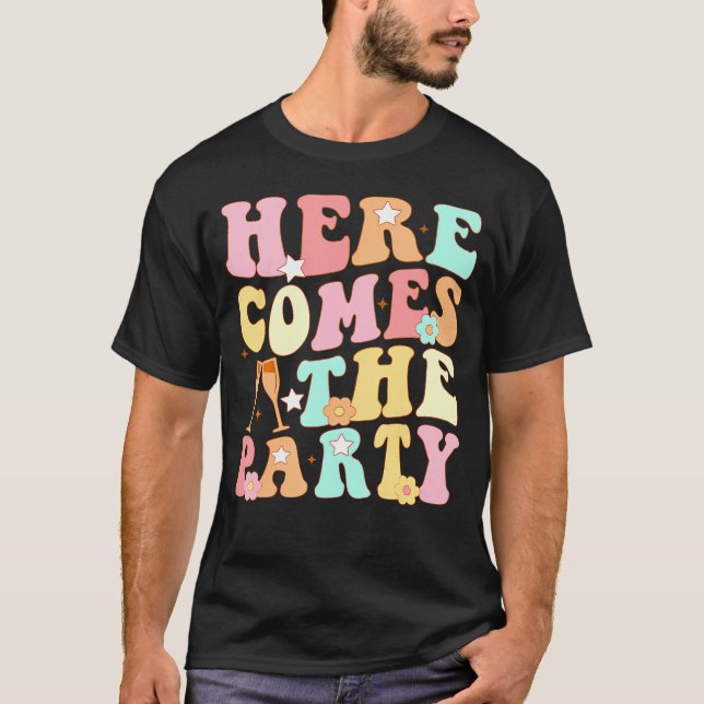 Camiseta Aqui Vem A Noiva Da Festa Groovy Acessório de Desp (Frente)