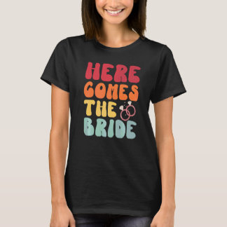Camiseta Aqui Vem a Noiva Retro Groovy Despedida de Solteir