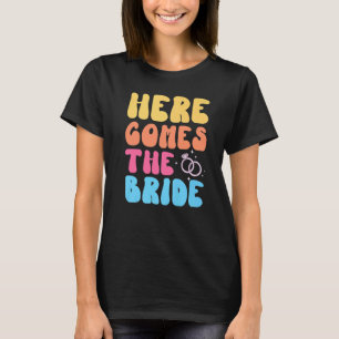 Camiseta Aqui vem a Noiva Retro Groovy Despedida de Solteir