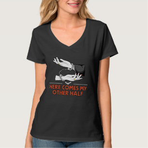 Camiseta Aqui Vem a Outra Metade da Noiva e