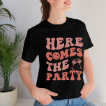 Camiseta Aqui vem a parte retrô do casamento de solteira<br><div class="desc">Aqui vem a parte retrô do casamento de solteira</div>