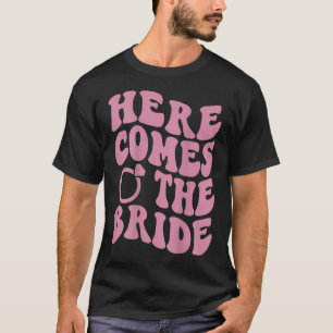 Camiseta Aqui Vem Bride Groovy Groom Envolvido Sra. Solteir