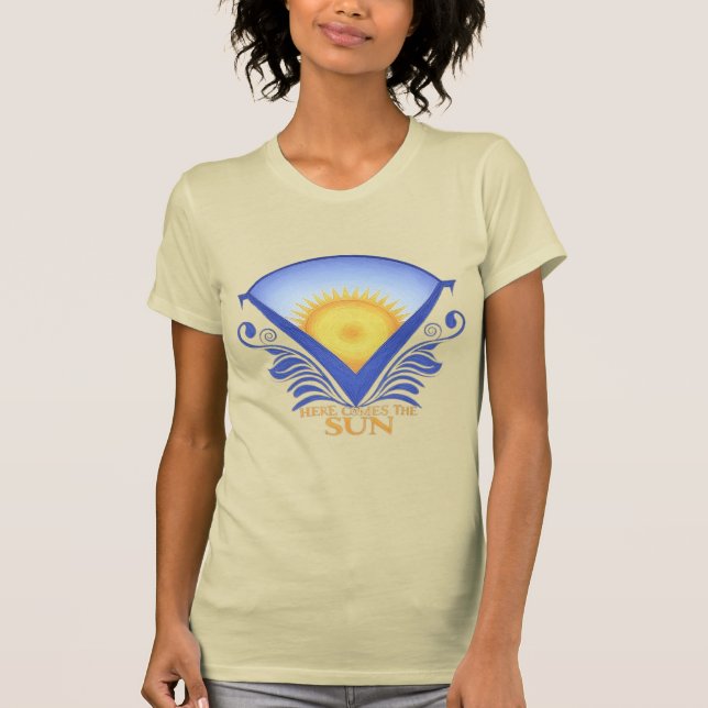 Camiseta Aqui vem o Sol - Tee Gráfico do Sol Vibrante (Frente)