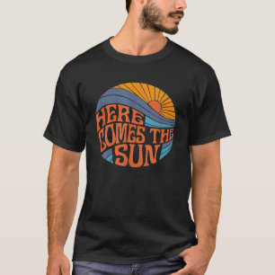 Camiseta Aqui Vem O Sol Vintage Retro 60 Soma De Surf