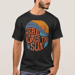 Camiseta Aqui Vem O Sol Vintage Retro Sessenta Anos Verão F