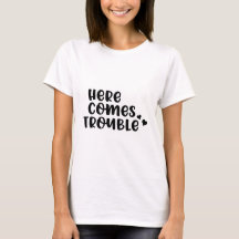 Aqui vem T-shirt problemática