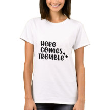 Aqui vem T-shirt problemática