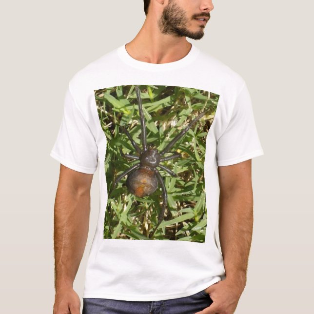 Camiseta Aranha Redback Na Grama Verde, (Frente)