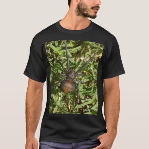 Camiseta Aranha Redback Sobre Grama Verde,