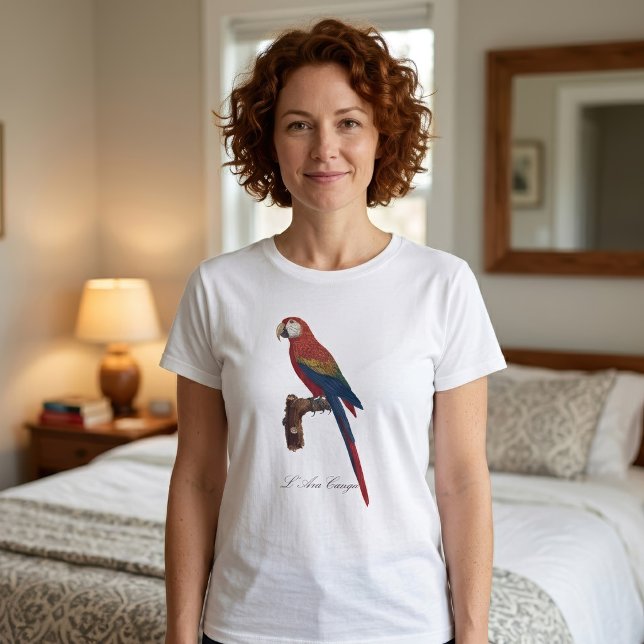 Camiseta Arara-vermelha, Ara macao (Scarlet Macaw or Red-Breasted Macaw, Ara macao. Women Basic White T-Shirt )