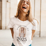 Camiseta Arch Photo Proud Sister do Formando 2023<br><div class="desc">Arch Photo Proud Sister do Formando 2023. Especialmente para as irmãs de estudantes recém-formados vestirem com orgulho. A foto do seu irmão está em forma de arco, e o ano grande e ousado, com o nome do formando e o segundo grau. Personalize facilmente o texto conforme necessário e substitua a...</div>