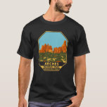 Camiseta Arches National Park Utah Broken Arch Trail Retro<br><div class="desc">Arches vetor trabalho de arte do Arco Quebrado na Trilha do Arco Quebrado a partir do reboque do Arco de Sand Dune. O parque fica ao norte de Moab, no estado de Utah. Bordado pelo Rio Colorado, no sudeste, é conhecido como o local de mais de 2.000 arcos naturais de...</div>