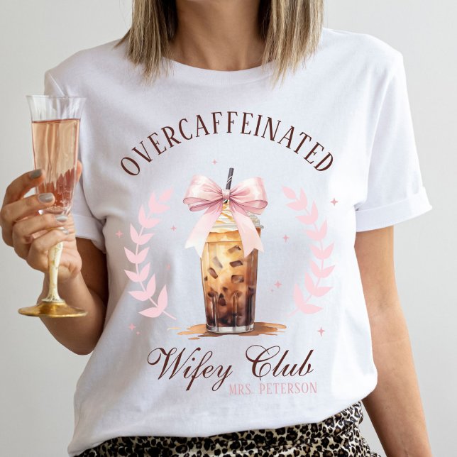 Camiseta Arco de café gelado do Clube Wifey Overcafeinado S (Funny bride cute Overcaffeinated Wifey Club white wedding t-shirt, MRS name coquette coffee bow)