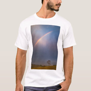 Camiseta Arco-íris e paisagem da árvore