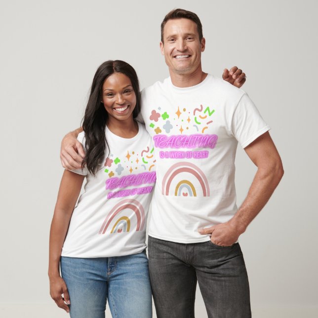 Camiseta Arco-Íris Ensino é uma obra de coração (Unissex)