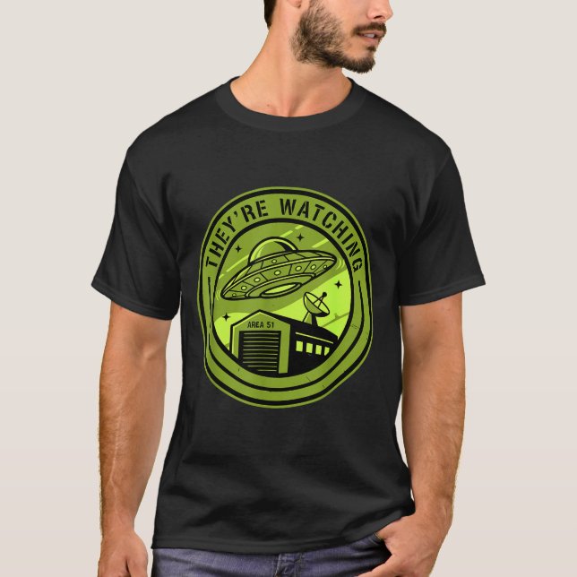 Camiseta Area 51 They're Watching Alien Believer Batch Ufo  (Frente)