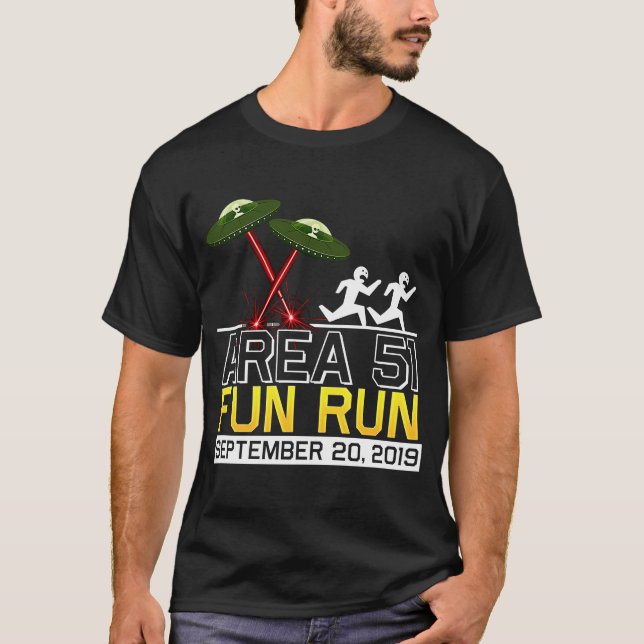 Camiseta Áreas 51 Diversão de Aliens em salvos voadores e c (Frente)