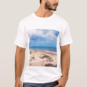 Camiseta Areia branca perto do mar Báltico, na Letónia